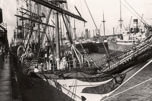 Im vollen Überseehafen - Foto DSV