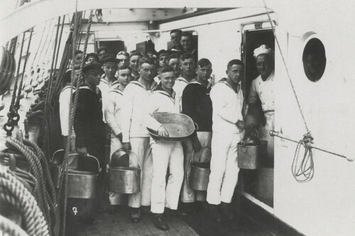 Backschafter vor der Kombüse - Foto DSV Zum "Backen und Banken" Essen abholen.